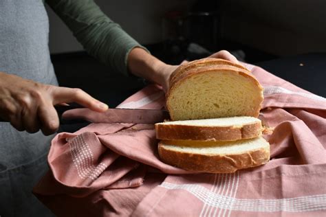 La ricetta con lievito naturale per un pan bauletto al latte che sarà perfetto a colazione ma anche per preparare toast e sandwich farciti. Pane bauletto al latte con lievito madre - Adocchio