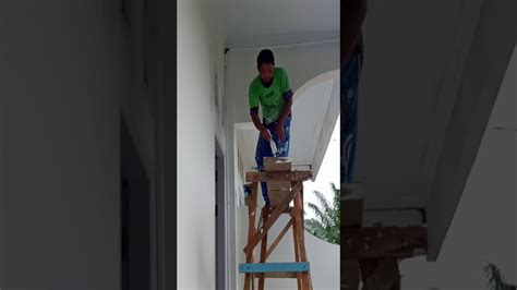 Kita mulakan dengan menyapukan sealer pada dinding rumah. Cara cat rumah lebih cepat - YouTube