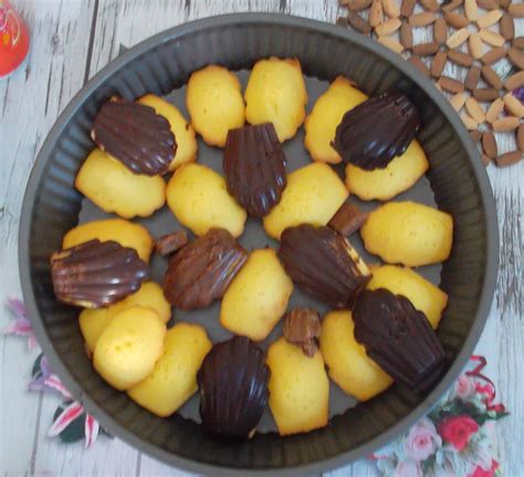 Petits gateaux fourres au chocolat. Madeleines coquelées de chocolat