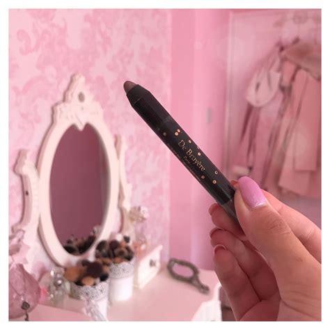 Designed with a creamy, blendable texture, this eye pen allows for a range of smooth and even application techniques. Pretty eyeshadow crayon 💖💞💕 | Eyeshadow crayon, Eyeshadow, Pretty eyeshadow