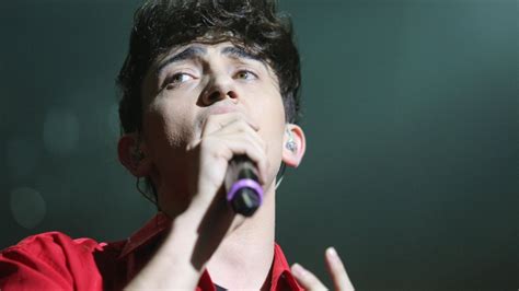 Michele bravi torna in concerto dopo l'incidente dello scorso novembre per quattro date al teatro san babila di milano, esibendosi in un concerto di poco. Il cantante di X Factor Michele Bravi coinvolto in un ...