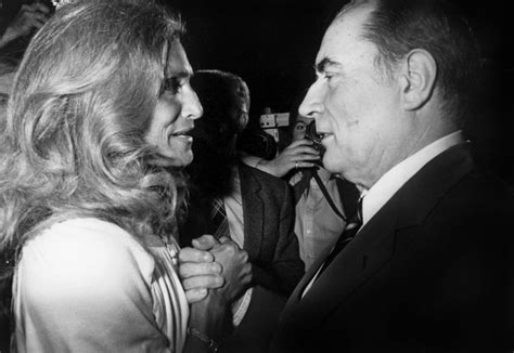 Secrétaire nationale de ce parti en 1974. Dalida et Francois Mitterand | Dalida et son partenaire ...