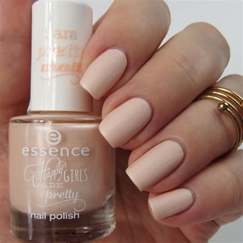 Har skostorlek 36 och vitt nagellack! essence happy girls are pretty Nagellacke in matt