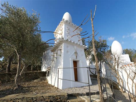 En dicha casa, ahora un museo regentado por la fundación dalí, es donde salvador dalí tenía su taller de pintura y donde realizó gran parte de su obra. Casa-Museo Salvador Dalí de Portlligat en Cadaqués, Girona