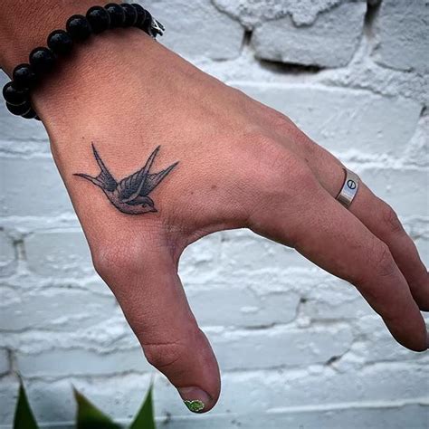 Harry styles has been getting tattoos since he was 18 and it's not surprising to see how large his collection has gotten. Pin by J O R D A N t on Tattoos in 2020 | Harry styles ...