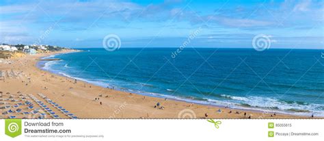 O centro da cidade está situado a cerca de 2 km do mar. Panorama Von Portimao-Strand Mit Touristen In Algarve ...