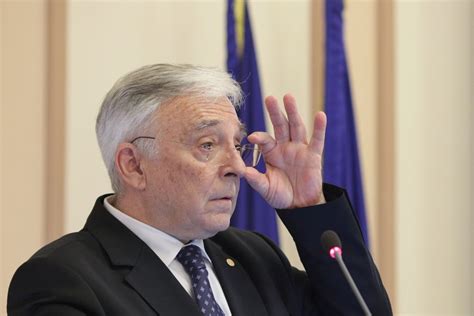 Mugur isărescu profită de marea dramă de la caracal și de imensul zgomot de fond creat în jurul ei a venit mugur isărescu la parlament cu toată conducerea bnr. Mugur Isărescu, acuzat de CNSAS de colaborare cu ...