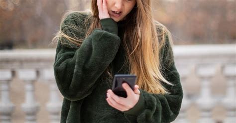 According to the thread, her boyfriend's sister now refers to her as the flower troll. it's also worth noting that both of them don't like flowers—they think it's a waste of money—but seeing the look on. Woman Discovers Boyfriend's Secret Grindr Account: REDDIT