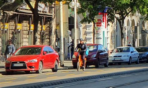 Kínálatunkban óránkénti parkolás, napi 24 órás parkolás, prémium parkolás, hétvégi, utazó és esemény parkolás. Az ingyenes parkolás miatt szinte elviselhetetlen lett a ...