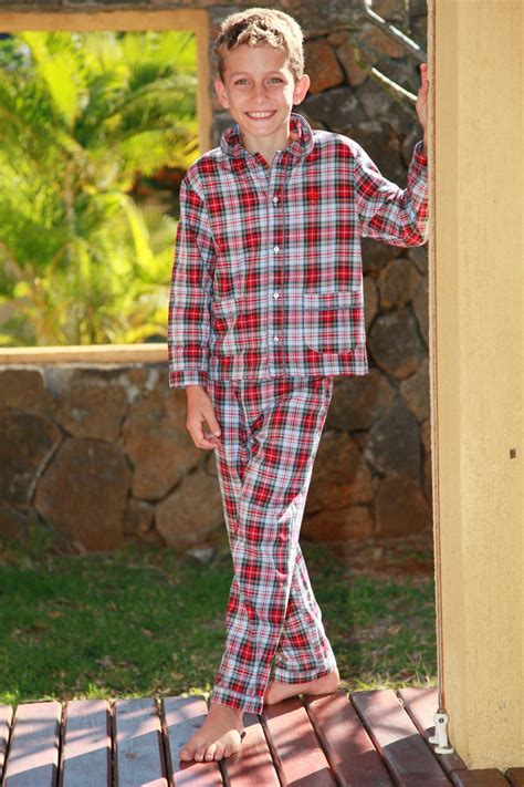 Véritable essentiel dans la collection de vêtements de votre enfant, le pyjama pour ados peut arborer une teinte unie ou bien se parer de motif à carreaux. Pyjama Garçon Ecossais Louis - L'orangerie