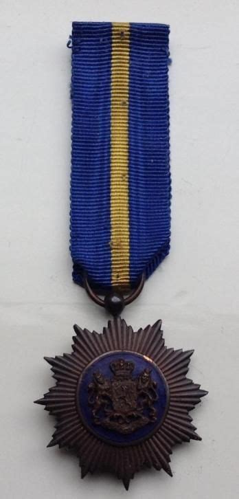 Het nederlandse leger werd uitgerust met amerikaanse kleding en viel onder het 38ste regiment van de 2e 'indianhead' infantry division (8th army) van de amerikanen. Zeldaam Medaille Trouw en Verdienste KNIL Indie inheems ...