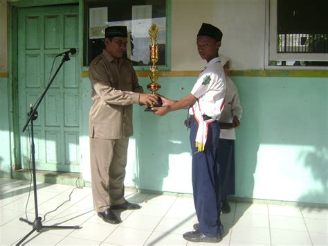 Mereka juga mengunggah foto tak. Penyerahan Piala dari Siswa Kepada Kepala Madrasah ~ MTs ...