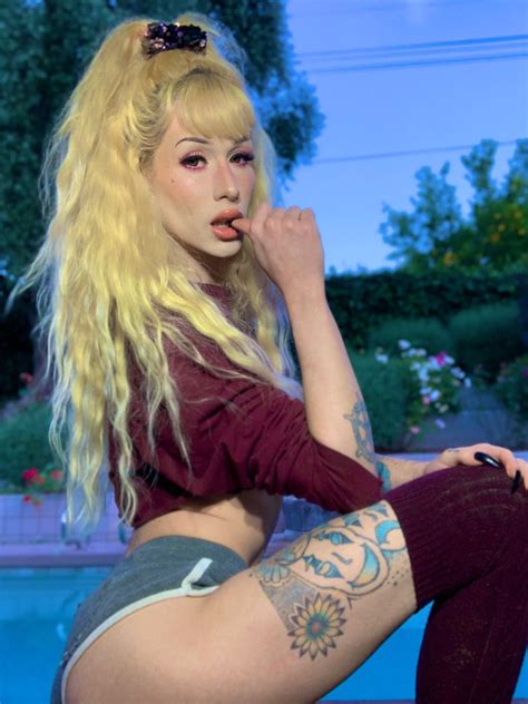 Ts gyslene loves to play with her girlfriend. Jenna Gargles wavy blonde hair | Tran Selfies