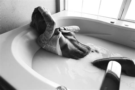 Idesign abstract bath mat, machine washable microfiber accent rug for bathroom, kitchen, bedroom, office, kid's room, 34 x 21, black and white. Wallpaper : women, model, bathtub, leg, black and white, monochrome photography, automotive ...