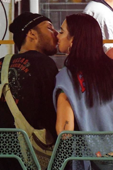 Dua lipa ile isaac carew geçtiğimiz günlerde yollarını ayırmıştı. DUA LIPA and Anwar Hadid Out Kissing in New York 09/30/2020 - HawtCelebs