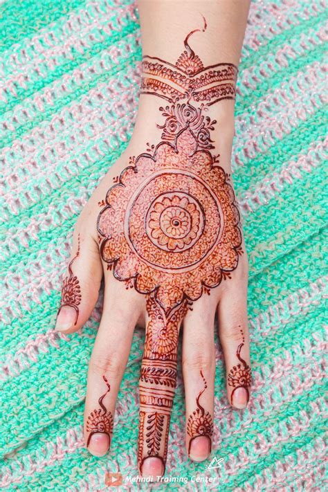 Here u'll get professional work by our professionally trained staff in a modern & relaxed environment. Kashee's Signature Mehndi Style in 2020 | Mehndi video, Hand henna, Mehndi style