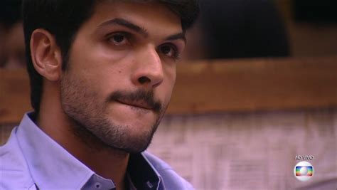 Após desincentivo de colega de trabalho, pensou em desistir de tentar vaga em universidade pública, pois não se achava capaz de conquistar o próprio sonho. Lucas é eliminado do BBB 18; veja a porcentagem | Hora Brasil