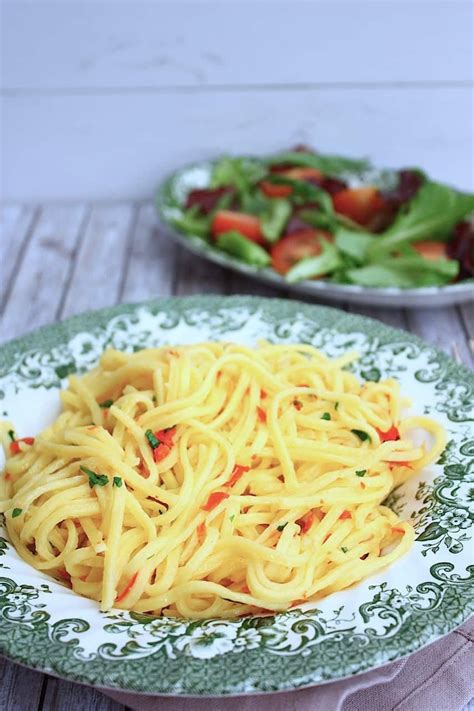 The ingredients are typical of southern italian cuisine: Spaghetti aglio, olio e peperoncino - Lekker eten, Eten en ...