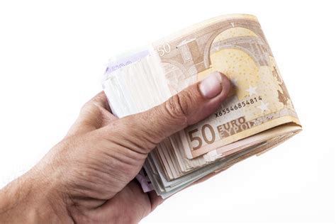 Het heeft de bevoegdheid om wetsbepalingen nietig te verklaren indien die strijdig zijn met de grondwettelijke. Grondwettelijk Hof aanvaardt verschil in tarief tussen ...
