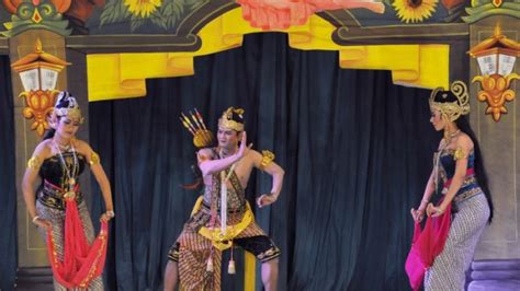 Untuk memperoleh pemahaman yang lebih baik, carilah. Wayang Orang, Seni Pertunjukan Teater Tradisional Jawa