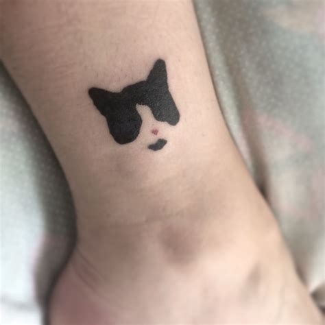 This cat tattoo is tattooed on thigh looks very adorable. Pin on Cat