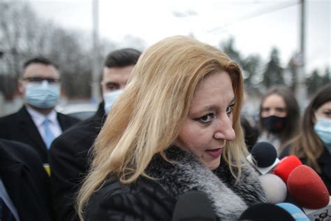Întrebată de jurnaliști de ce nu poartă mască, șoșoacă a răspuns: Diana Șoșoacă face declarații șocante. Video | MondoNews