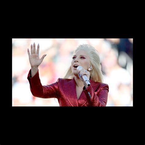 W internecie już pojawiły się komentarze i porównania. Super Bowl 2016 : Lady Gaga brille sur l'hymne américain ...