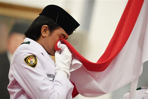 Kamis putih adalah hari pertama dari tri hari suci paskah. Foto: Balutan Merah Putih Semarakkan HUT RI ke-74 - Foto Katadata.co.id