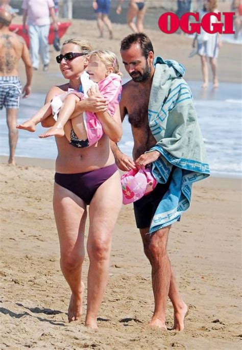 Lo salutiamo con un suo best of. Federica mogherini in spiaggia foto da oggi - Dago fotogallery