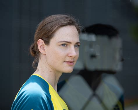 .chosen alongside swimmer cate campbell in starring role at tokyo olympics opening ceremony swimmer cate campbell and basketballer patty mills will be flagbearers the pair will represent australia at tokyo olympics opening ceremony Cate Campbell Torna Ad Allenarsi Dopo La Quarentena - Il Video