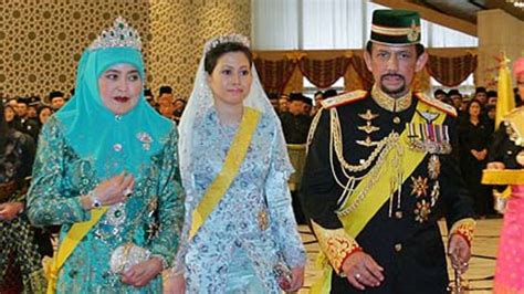 Bergelar pengiran istri hajah mariam binti haji abdul aziz, dialah bekas istri kedua sultan hassanal bolkiah dari brunei. Sultan divorces young wife for 'special reasons'