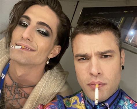 Per la musica lascia gli studi al liceo classico e fonda, nel 2014, il gruppo, insieme a victoria de angelis, thomas raggi e ethan torchio. Fedez e Damiano dei Maneskin, "bacio in bocca" mancato: la ...