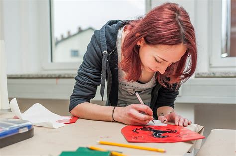 Wer als maler und lackierer eine weiterbildung in erwägung zieht, hat sich zumeist die frage gestellt, was nach dem abschluss als malergeselle kommt. Maler/in und Lackierer/in - Gestaltung und Instandhaltung