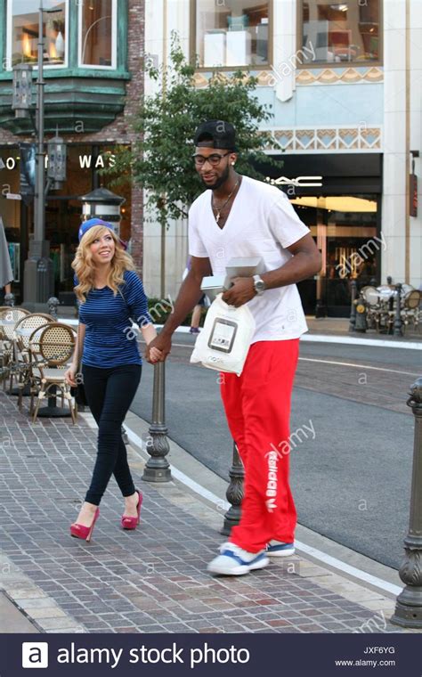 Muchos rumores apuntaron a que utilizó al nba para lograr más fama. Jennette McCurdy , Detroit Pistons star Andre Drummond. Jennette Stock Photo: 153998756 - Alamy