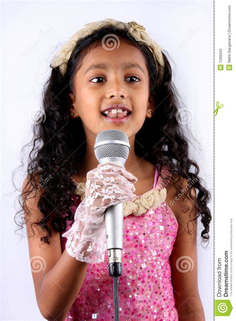 De 8 a 12 anos. Little Star Singer Stock Photos - Image: 7399343