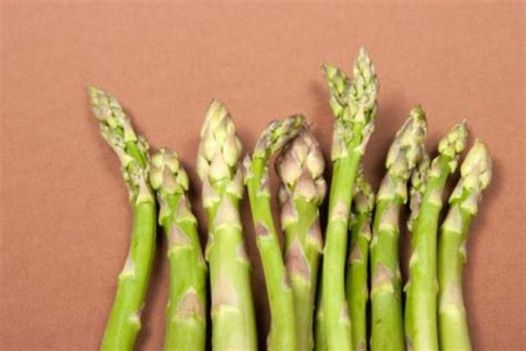 Come pulire gli asparagi: i metodi per non rovinare un ...