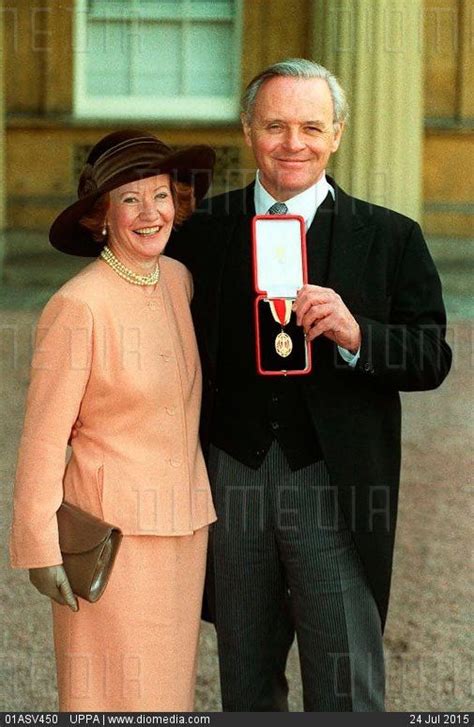 Актер, режиссер, композитор, продюсер, сценарист. Anthony Hopkins with his former wife, after receiving his knighthood in 1993. | Anthony hopkins ...
