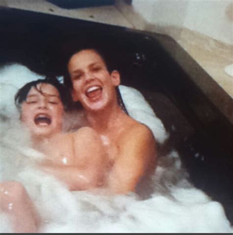 25/11/2020 | emilio osorio cumplió la mayoría de edad y recibió un regalo especial por parte de niurka y sus hermanos. Instagram: Niurka se deja ver desnuda junto a su hijo ...