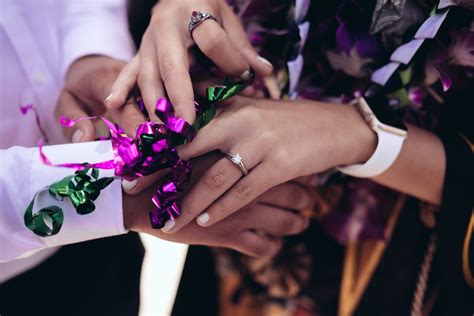 Simak momen lesti kejora dan rizky billar beli cincin lamaran berikut ini. Cincin Tunangan Bandung - Pakai Susunan Ini Untuk Acara Tunanganmu - Cincin Tunangan Jakarta