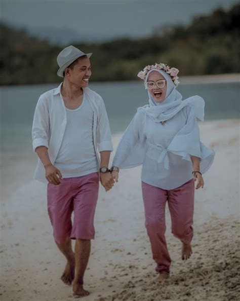 Karena saya liat mereka orangnya santai ya pas ke sini pake sneaker, orangnya happy dan tidak kaku. Baju Prewedding Casual