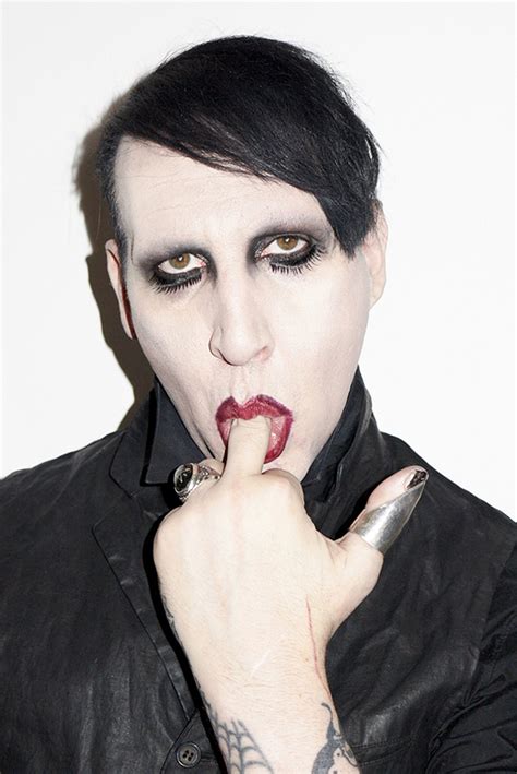 I picked that (marilyn manson) as the fakest stage name of all to say that this is what show business is. Le père de Marilyn Manson se déguise en Marilyn Manson ...