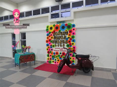 Bagi menyerikan lagi majlis, hiasan bungaan sama ada bungaan hidup atau bunga hiasan digunakan menghiasi setiap ruangan. Annual Grand Dinner (Part 1) | Zierwa Zainal