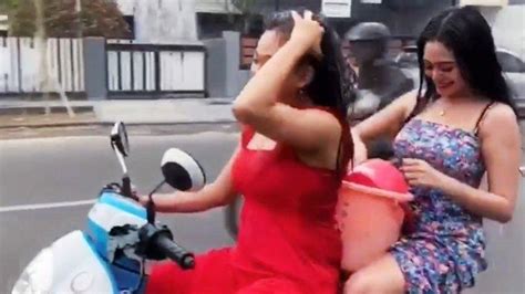 Video ikan berulat viral di facebook ini tanggapan bpom. Nasib Terkini 2 Wanita Nekat Mandi & Keramas di Motor ...