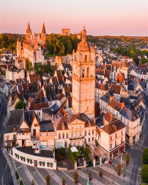 Achat et vente de votre château, de votre demeure de prestige, de votre maison de caractère ou de votre manoir. Château et Cité Royale de Loches - Château de la Loire ...