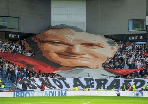 L'église catholique et plusieurs responsables politiques s'opposent à cette décision. Artur Boruc na meczu Rangers vs. Legia - Super Express