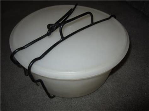 Tupperware pie carrier white base lid harvest gold handle. Vintage TUPPERWARE Double (2) PIE Carrier Taker Set ...