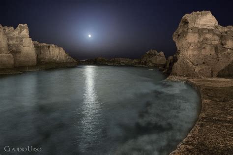 Entri in me come svaniscono gli aerei, in cielo dove le voci finiscono inghiottite come il respiro che lasci sul cuscino o. Luna piena sul Salento: l'album è un incanto - la Repubblica