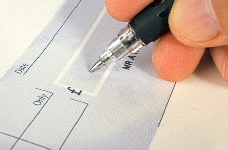 Image cheque-3 : signing a cheque 2 | Freestock photos