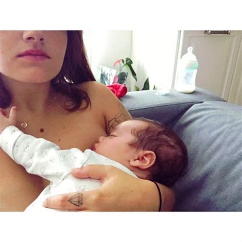 Na fotografia a preto e branco que a artista publicou na rede social. Carolina Deslandes e bebé: tal mãe, tal filho! - MoveNotícias