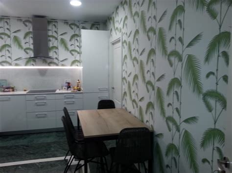 Con la #pintura y la #imprimación adecuadas, es posible dar un aire renovado a tu cocina. Papel pintado vegetal cocina decoracion bilbao ekam